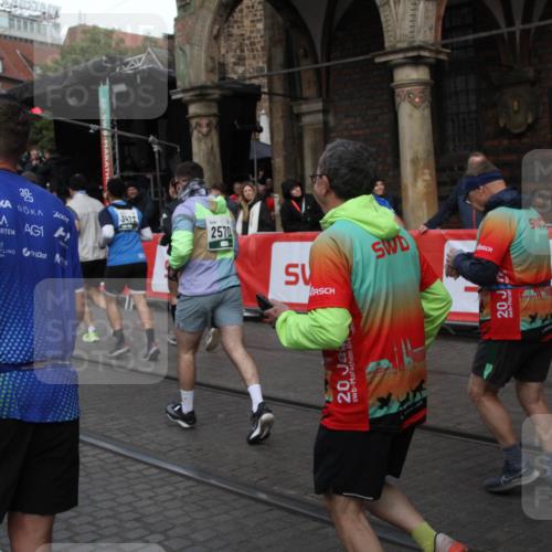 05.10.2025 - 20. swb-Marathon Bremen Yannick Fuchs http://msf.ph/oto/9320024 05.10.2025 11:40:11 Ziel  meine-sportfotos.de