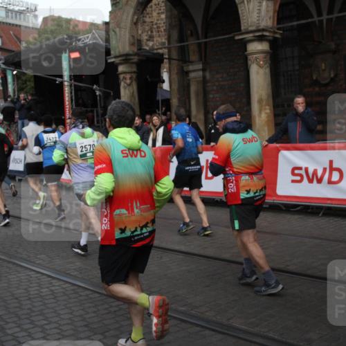 05.10.2025 - 20. swb-Marathon Bremen Yannick Fuchs http://msf.ph/oto/9320025 05.10.2025 11:40:11 Ziel  meine-sportfotos.de