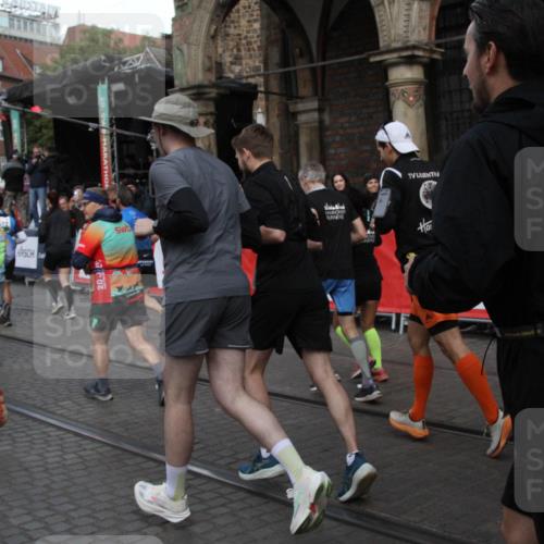 05.10.2025 - 20. swb-Marathon Bremen Yannick Fuchs http://msf.ph/oto/9320028 05.10.2025 11:40:12 Ziel  meine-sportfotos.de