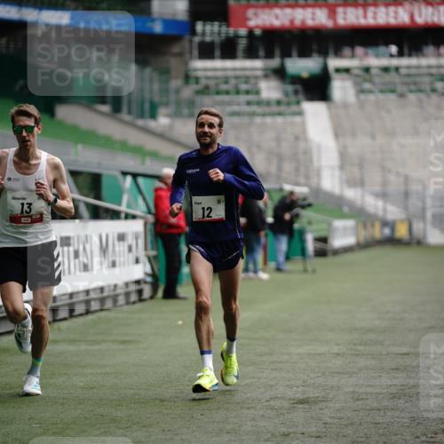 05.10.2025 - 20. swb-Marathon Bremen Michael Burmester http://msf.ph/oto/9323598 05.10.2025 11:59:52 Laufen im Stadion 12, 13, 1779, 212 meine-sportfotos.de