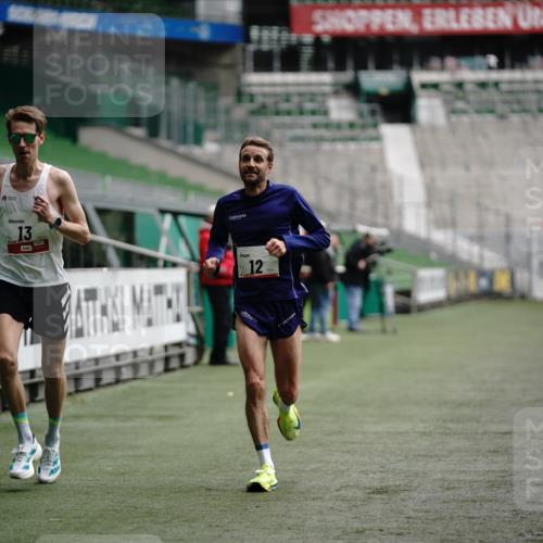 05.10.2025 - 20. swb-Marathon Bremen Michael Burmester http://msf.ph/oto/9323600 05.10.2025 11:59:52 Laufen im Stadion 12, 13, 1779, 212 meine-sportfotos.de