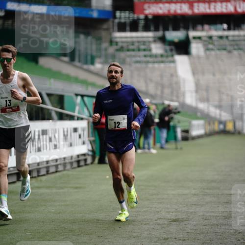 05.10.2025 - 20. swb-Marathon Bremen Michael Burmester http://msf.ph/oto/9323602 05.10.2025 11:59:52 Laufen im Stadion 12, 13, 1779, 212 meine-sportfotos.de