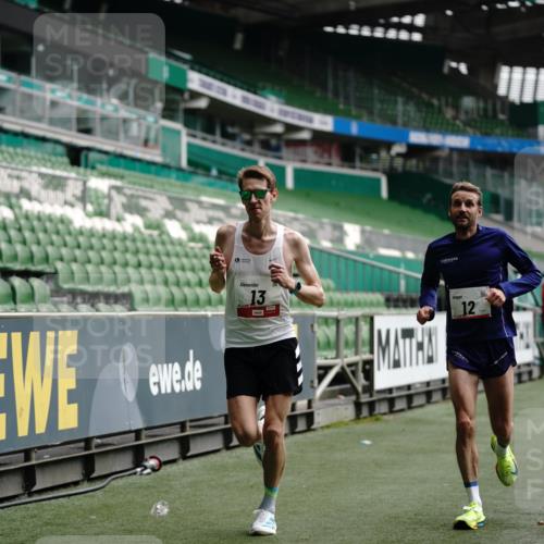 05.10.2025 - 20. swb-Marathon Bremen Michael Burmester http://msf.ph/oto/9323604 05.10.2025 11:59:53 Laufen im Stadion 12, 13, 1779, 212 meine-sportfotos.de