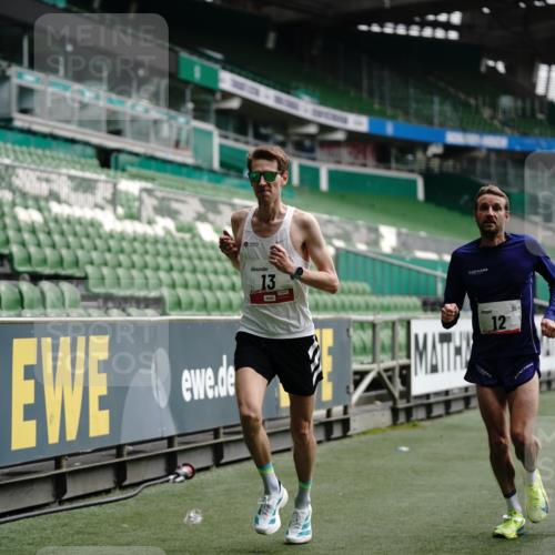05.10.2025 - 20. swb-Marathon Bremen Michael Burmester http://msf.ph/oto/9323606 05.10.2025 11:59:54 Laufen im Stadion 12, 13, 1779, 212 meine-sportfotos.de