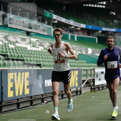 05.10.2025 - 20. swb-Marathon Bremen Michael Burmester http://msf.ph/oto/9323608 05.10.2025 11:59:54 Laufen im Stadion 12, 13, 1779, 212 meine-sportfotos.de