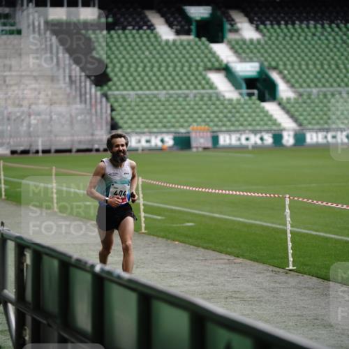05.10.2025 - 20. swb-Marathon Bremen Michael Burmester http://msf.ph/oto/9323610 05.10.2025 12:00:53 Laufen im Stadion 404, 12, 13 meine-sportfotos.de