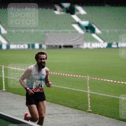05.10.2025 - 20. swb-Marathon Bremen Michael Burmester http://msf.ph/oto/9323612 05.10.2025 12:00:55 Laufen im Stadion 404, 12, 13 meine-sportfotos.de