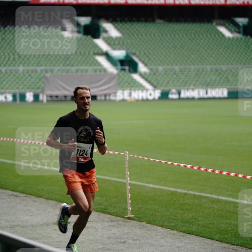 05.10.2025 - 20. swb-Marathon Bremen Michael Burmester http://msf.ph/oto/9323614 05.10.2025 12:01:30 Laufen im Stadion 404, 1124 meine-sportfotos.de