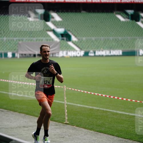 05.10.2025 - 20. swb-Marathon Bremen Michael Burmester http://msf.ph/oto/9323616 05.10.2025 12:01:31 Laufen im Stadion 404, 1124 meine-sportfotos.de