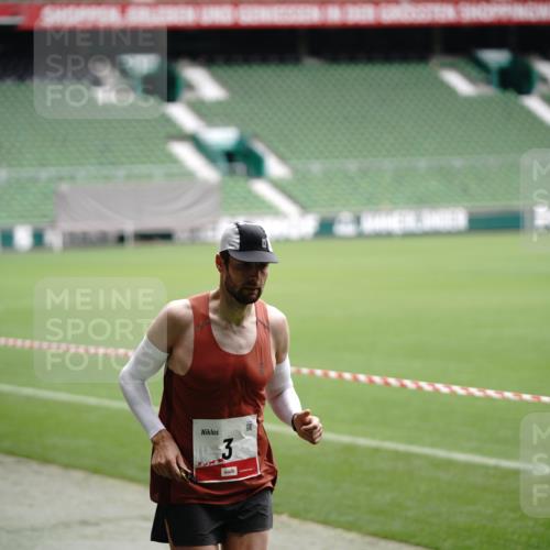 05.10.2025 - 20. swb-Marathon Bremen Michael Burmester http://msf.ph/oto/9323618 05.10.2025 12:02:03 Laufen im Stadion 3, 1124, 404 meine-sportfotos.de