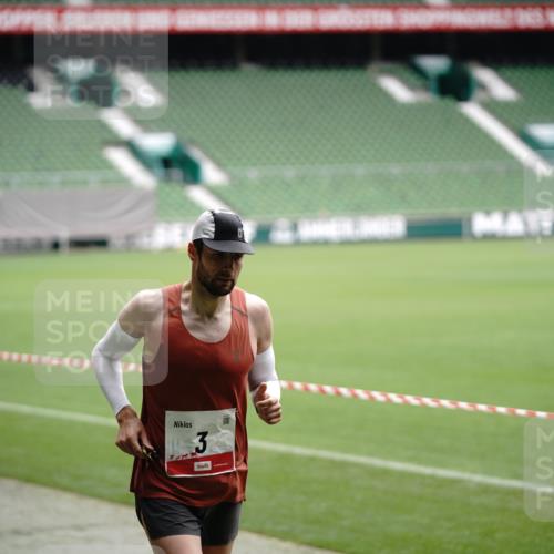 05.10.2025 - 20. swb-Marathon Bremen Michael Burmester http://msf.ph/oto/9323620 05.10.2025 12:02:03 Laufen im Stadion 3, 1124, 404 meine-sportfotos.de