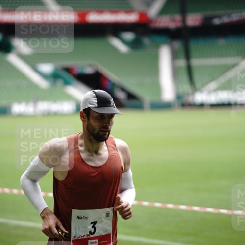 05.10.2025 - 20. swb-Marathon Bremen Michael Burmester http://msf.ph/oto/9323622 05.10.2025 12:02:04 Laufen im Stadion 3, 1124, 404 meine-sportfotos.de