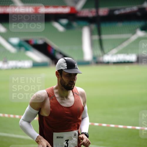 05.10.2025 - 20. swb-Marathon Bremen Michael Burmester http://msf.ph/oto/9323624 05.10.2025 12:02:04 Laufen im Stadion 3, 1124, 404 meine-sportfotos.de