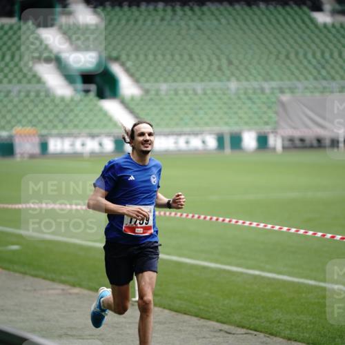 05.10.2025 - 20. swb-Marathon Bremen Michael Burmester http://msf.ph/oto/9323626 05.10.2025 12:02:37 Laufen im Stadion 3, 1739, 1124 meine-sportfotos.de