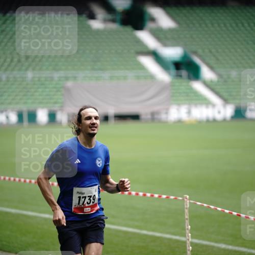 05.10.2025 - 20. swb-Marathon Bremen Michael Burmester http://msf.ph/oto/9323628 05.10.2025 12:02:38 Laufen im Stadion 3, 1739, 1124 meine-sportfotos.de