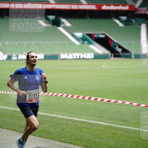 05.10.2025 - 20. swb-Marathon Bremen Michael Burmester http://msf.ph/oto/9323630 05.10.2025 12:02:39 Laufen im Stadion 3, 1739, 1124 meine-sportfotos.de