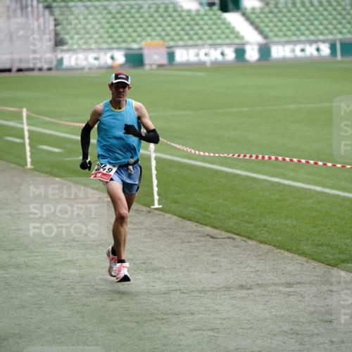 05.10.2025 - 20. swb-Marathon Bremen Michael Burmester http://msf.ph/oto/9323632 05.10.2025 12:03:39 Laufen im Stadion 2037, 2049, 1739 meine-sportfotos.de