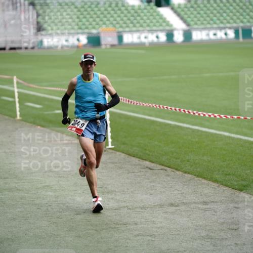 05.10.2025 - 20. swb-Marathon Bremen Michael Burmester http://msf.ph/oto/9323634 05.10.2025 12:03:39 Laufen im Stadion 2037, 2049, 1739 meine-sportfotos.de