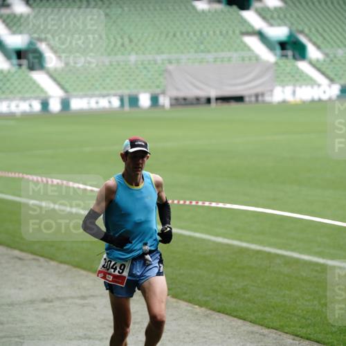 05.10.2025 - 20. swb-Marathon Bremen Michael Burmester http://msf.ph/oto/9323636 05.10.2025 12:03:41 Laufen im Stadion 2037, 2049, 1739 meine-sportfotos.de