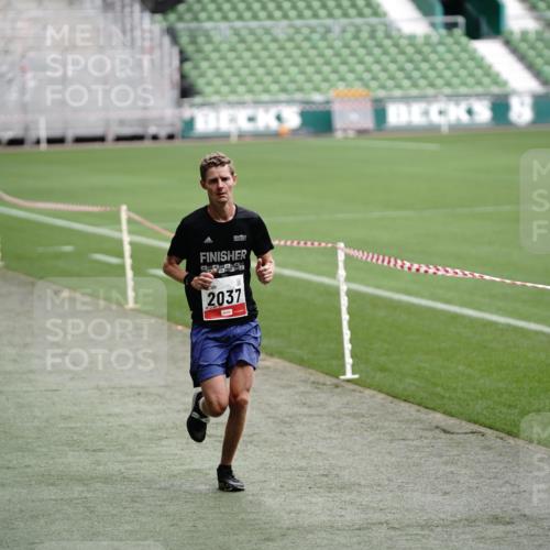 05.10.2025 - 20. swb-Marathon Bremen Michael Burmester http://msf.ph/oto/9323638 05.10.2025 12:03:46 Laufen im Stadion 2037, 2049, 1739 meine-sportfotos.de