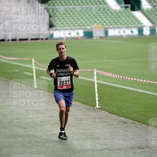 05.10.2025 - 20. swb-Marathon Bremen Michael Burmester http://msf.ph/oto/9323640 05.10.2025 12:03:46 Laufen im Stadion 2037, 2049, 1739 meine-sportfotos.de