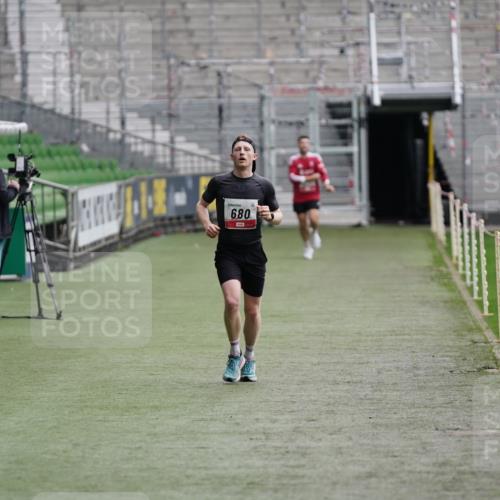 05.10.2025 - 20. swb-Marathon Bremen Michael Burmester http://msf.ph/oto/9323644 05.10.2025 12:05:34 Laufen im Stadion 680 meine-sportfotos.de