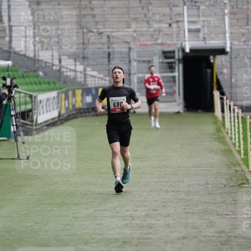 05.10.2025 - 20. swb-Marathon Bremen Michael Burmester http://msf.ph/oto/9323646 05.10.2025 12:05:34 Laufen im Stadion 680 meine-sportfotos.de