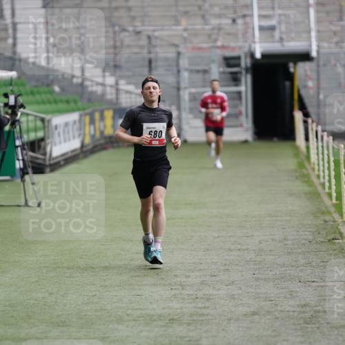 05.10.2025 - 20. swb-Marathon Bremen Michael Burmester http://msf.ph/oto/9323648 05.10.2025 12:05:35 Laufen im Stadion 680 meine-sportfotos.de