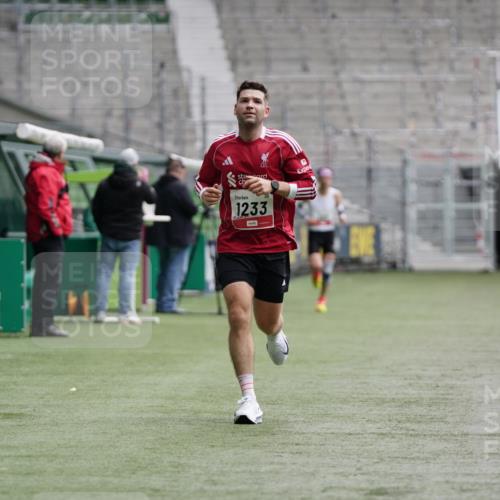 05.10.2025 - 20. swb-Marathon Bremen Michael Burmester http://msf.ph/oto/9323650 05.10.2025 12:05:49 Laufen im Stadion 680, 1233 meine-sportfotos.de