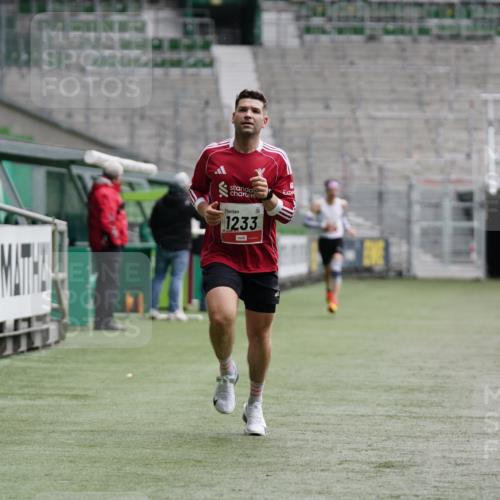 05.10.2025 - 20. swb-Marathon Bremen Michael Burmester http://msf.ph/oto/9323652 05.10.2025 12:05:51 Laufen im Stadion 680, 1233 meine-sportfotos.de