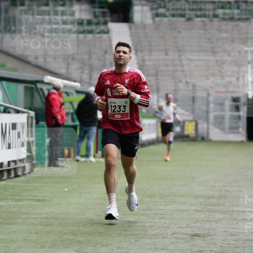 05.10.2025 - 20. swb-Marathon Bremen Michael Burmester http://msf.ph/oto/9323654 05.10.2025 12:05:51 Laufen im Stadion 680, 1233 meine-sportfotos.de
