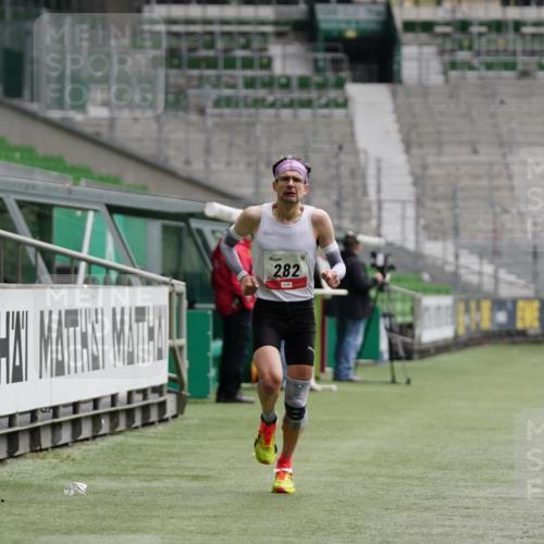 05.10.2025 - 20. swb-Marathon Bremen Michael Burmester http://msf.ph/oto/9323660 05.10.2025 12:05:59 Laufen im Stadion 282, 680, 1233 meine-sportfotos.de