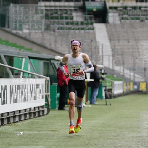 05.10.2025 - 20. swb-Marathon Bremen Michael Burmester http://msf.ph/oto/9323662 05.10.2025 12:05:59 Laufen im Stadion 282, 680, 1233 meine-sportfotos.de