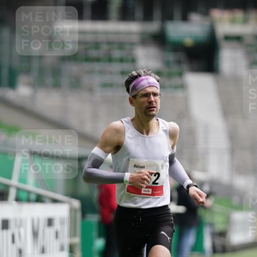05.10.2025 - 20. swb-Marathon Bremen Michael Burmester http://msf.ph/oto/9323664 05.10.2025 12:06:00 Laufen im Stadion 282, 680, 1233 meine-sportfotos.de