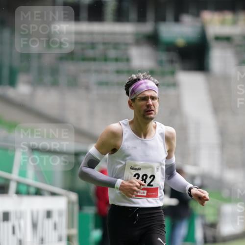 05.10.2025 - 20. swb-Marathon Bremen Michael Burmester http://msf.ph/oto/9323666 05.10.2025 12:06:01 Laufen im Stadion 282, 680, 1233 meine-sportfotos.de