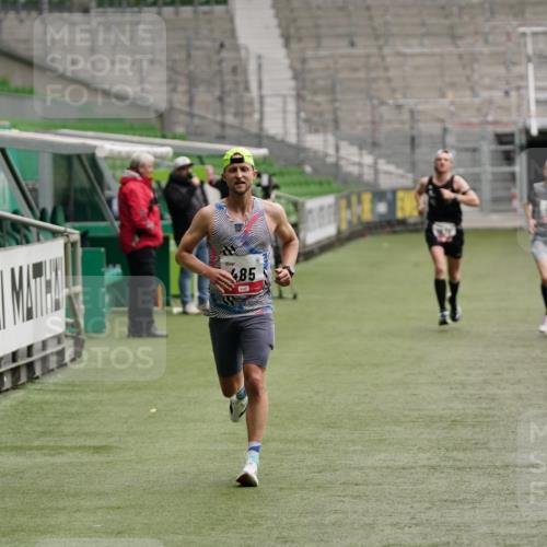 05.10.2025 - 20. swb-Marathon Bremen Michael Burmester http://msf.ph/oto/9323668 05.10.2025 12:06:21 Laufen im Stadion 282, 485, 594, 680, 1233, 1628 meine-sportfotos.de