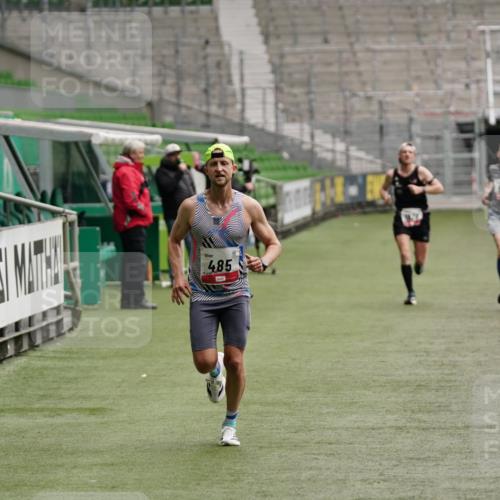 05.10.2025 - 20. swb-Marathon Bremen Michael Burmester http://msf.ph/oto/9323670 05.10.2025 12:06:21 Laufen im Stadion 282, 485, 594, 680, 1233, 1628 meine-sportfotos.de
