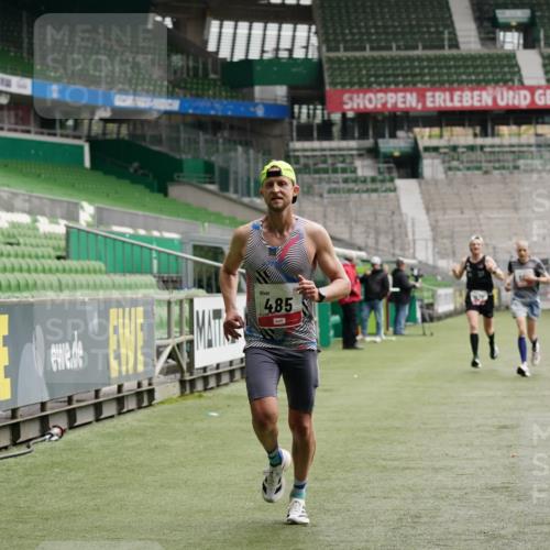 05.10.2025 - 20. swb-Marathon Bremen Michael Burmester http://msf.ph/oto/9323672 05.10.2025 12:06:25 Laufen im Stadion 282, 485, 594, 680, 1233, 1628 meine-sportfotos.de