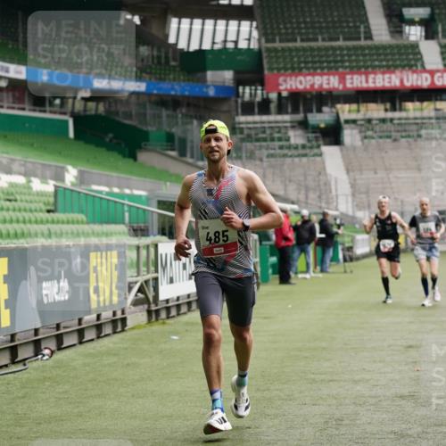 05.10.2025 - 20. swb-Marathon Bremen Michael Burmester http://msf.ph/oto/9323674 05.10.2025 12:06:25 Laufen im Stadion 282, 485, 594, 680, 1233, 1628 meine-sportfotos.de