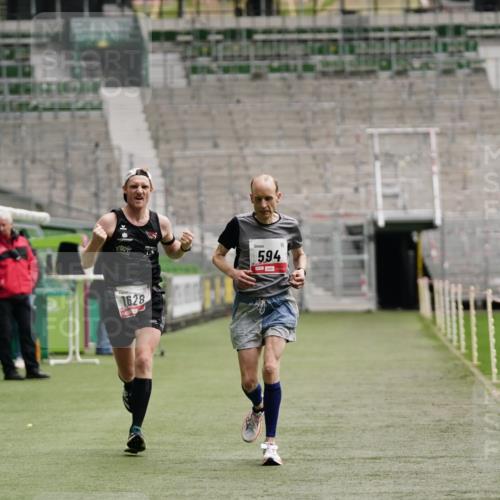 05.10.2025 - 20. swb-Marathon Bremen Michael Burmester http://msf.ph/oto/9323676 05.10.2025 12:06:26 Laufen im Stadion 282, 485, 594, 680, 1233, 1628 meine-sportfotos.de