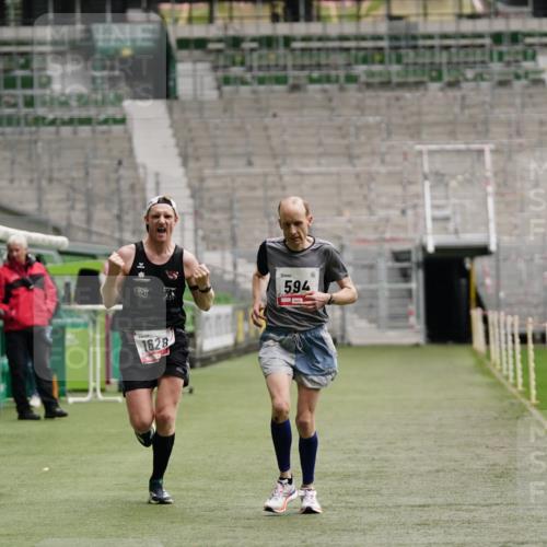 05.10.2025 - 20. swb-Marathon Bremen Michael Burmester http://msf.ph/oto/9323678 05.10.2025 12:06:27 Laufen im Stadion 282, 485, 594, 680, 1233, 1628 meine-sportfotos.de