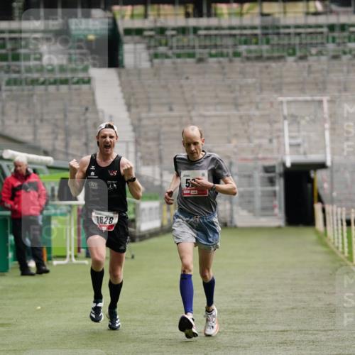 05.10.2025 - 20. swb-Marathon Bremen Michael Burmester http://msf.ph/oto/9323680 05.10.2025 12:06:27 Laufen im Stadion 282, 485, 594, 680, 1233, 1628 meine-sportfotos.de