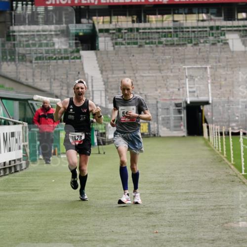 05.10.2025 - 20. swb-Marathon Bremen Michael Burmester http://msf.ph/oto/9323682 05.10.2025 12:06:27 Laufen im Stadion 282, 485, 594, 680, 1233, 1628 meine-sportfotos.de