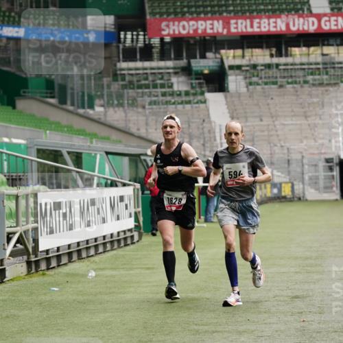 05.10.2025 - 20. swb-Marathon Bremen Michael Burmester http://msf.ph/oto/9323684 05.10.2025 12:06:28 Laufen im Stadion 282, 485, 594, 680, 1233, 1628 meine-sportfotos.de