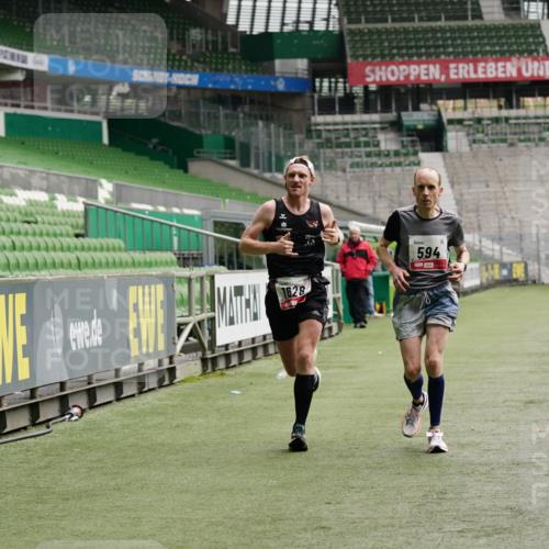 05.10.2025 - 20. swb-Marathon Bremen Michael Burmester http://msf.ph/oto/9323690 05.10.2025 12:06:29 Laufen im Stadion 282, 485, 594, 680, 1233, 1628 meine-sportfotos.de
