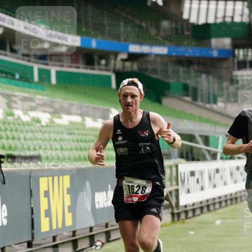 05.10.2025 - 20. swb-Marathon Bremen Michael Burmester http://msf.ph/oto/9323692 05.10.2025 12:06:30 Laufen im Stadion 282, 485, 594, 680, 1233, 1628 meine-sportfotos.de
