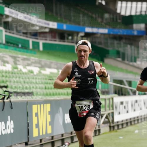 05.10.2025 - 20. swb-Marathon Bremen Michael Burmester http://msf.ph/oto/9323694 05.10.2025 12:06:30 Laufen im Stadion 282, 485, 594, 680, 1233, 1628 meine-sportfotos.de