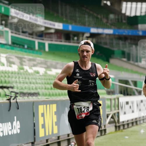 05.10.2025 - 20. swb-Marathon Bremen Michael Burmester http://msf.ph/oto/9323696 05.10.2025 12:06:30 Laufen im Stadion 282, 485, 594, 680, 1233, 1628 meine-sportfotos.de