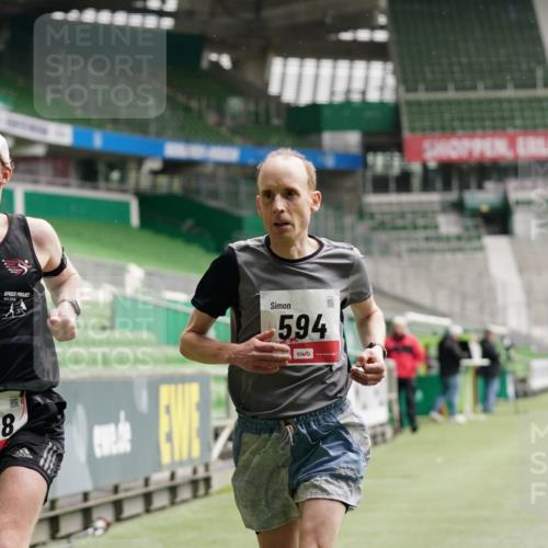 05.10.2025 - 20. swb-Marathon Bremen Michael Burmester http://msf.ph/oto/9323698 05.10.2025 12:06:31 Laufen im Stadion 282, 485, 594, 680, 1233, 1628 meine-sportfotos.de