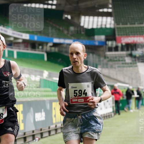 05.10.2025 - 20. swb-Marathon Bremen Michael Burmester http://msf.ph/oto/9323700 05.10.2025 12:06:31 Laufen im Stadion 282, 485, 594, 680, 1233, 1628 meine-sportfotos.de
